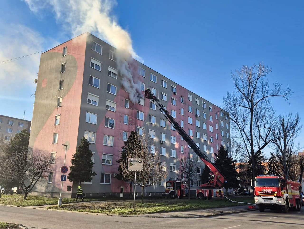 Požiar bytu v Nových Zámkoch si vyžiadal evakuáciu obyvateľov
