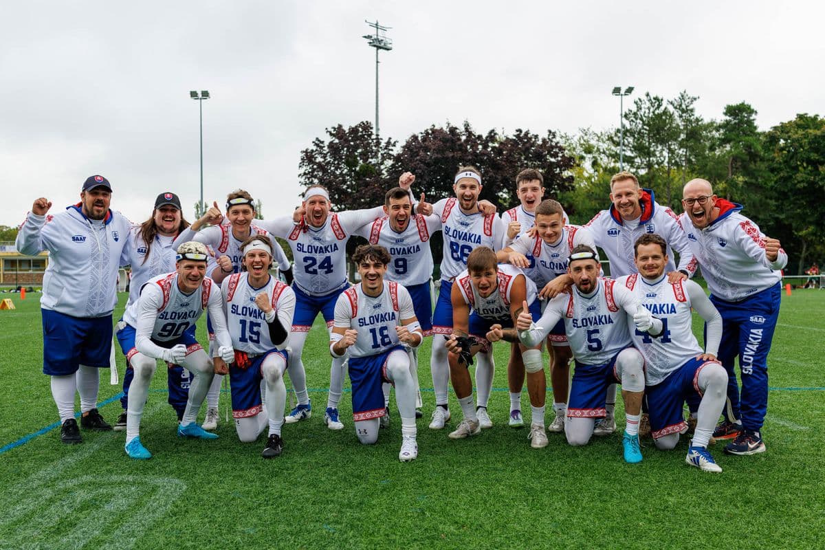 Slovenská reprezentácia vo flag futbale oslavuje historické víťazstvá