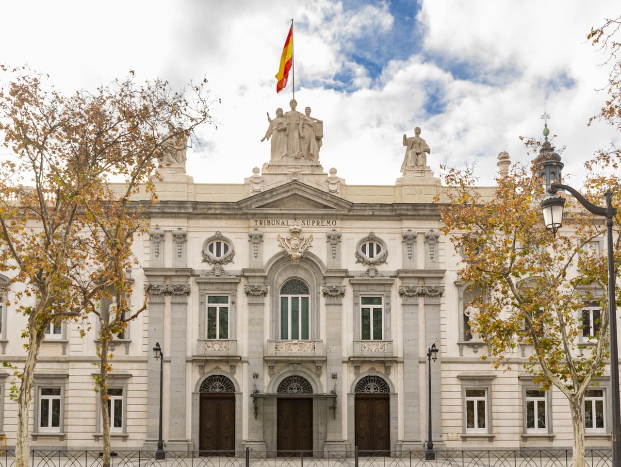 Korupčný škandál vo vláde Sáncheza: Exminister ostáva vo väzbe