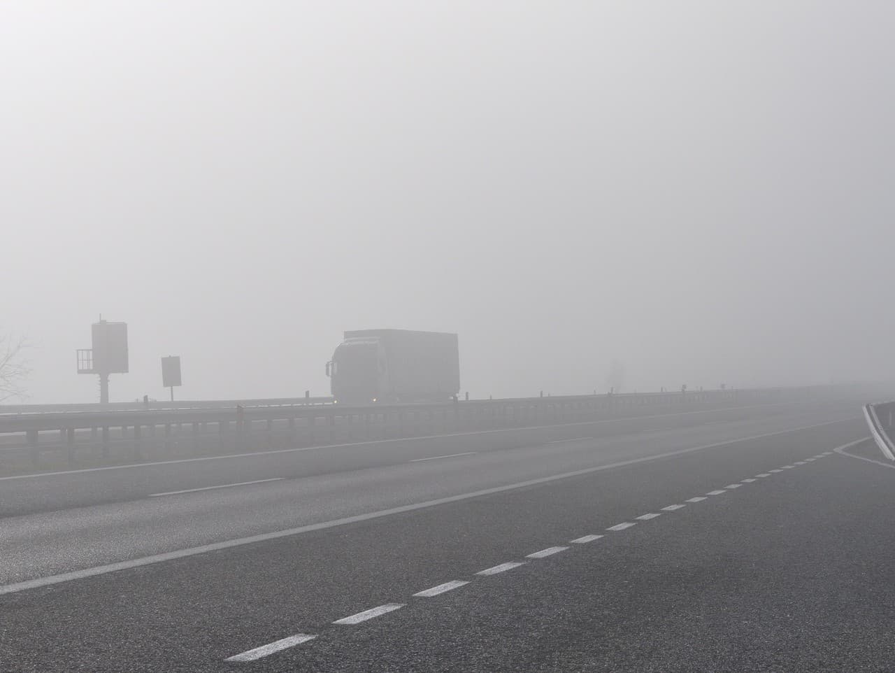 Na Slovensku pretrváva výstraha pred hmlou a poľadovicou