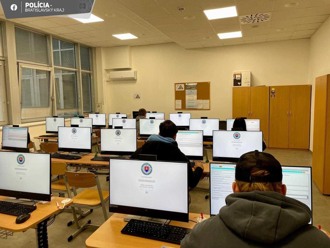 Muž sa pokúsil prekabátiť policajta pri skúškach z autoškoly