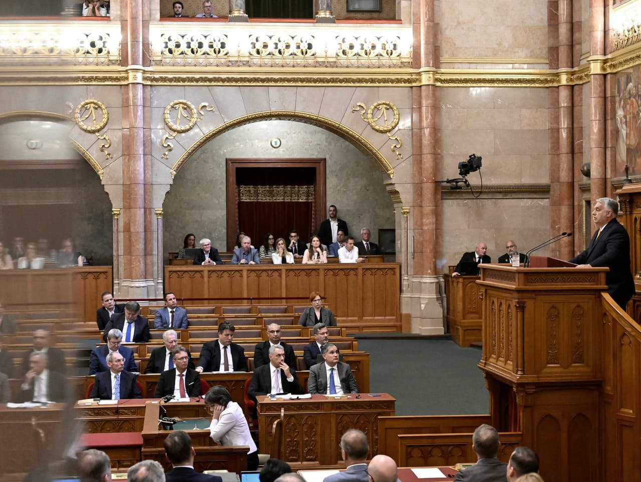 Maďarský parlament schválil zákon sťažujúci odvolanie prezidenta