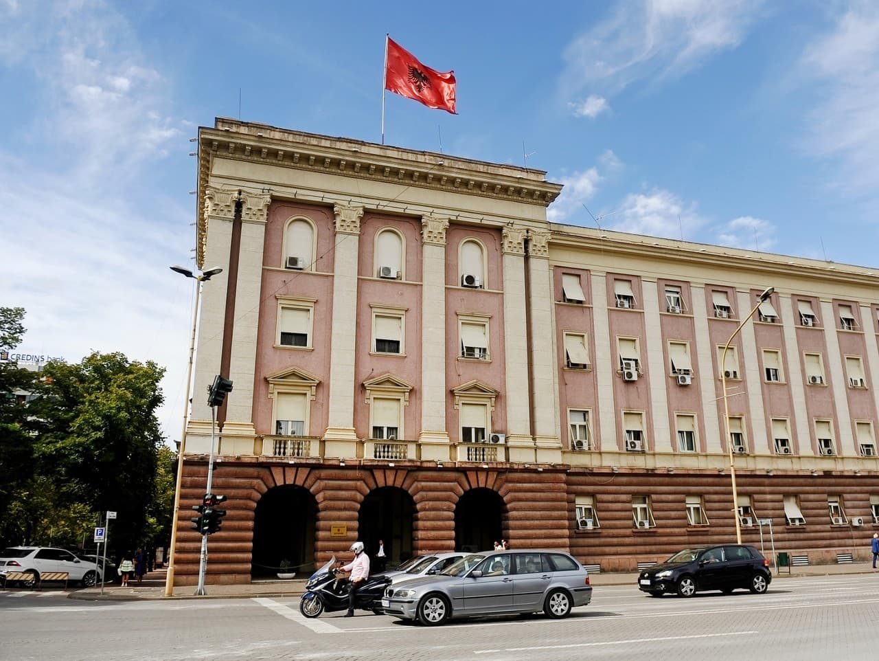 Albánsky parlament odmietol zbavenie imunity vicepremiérky Ballukuovej