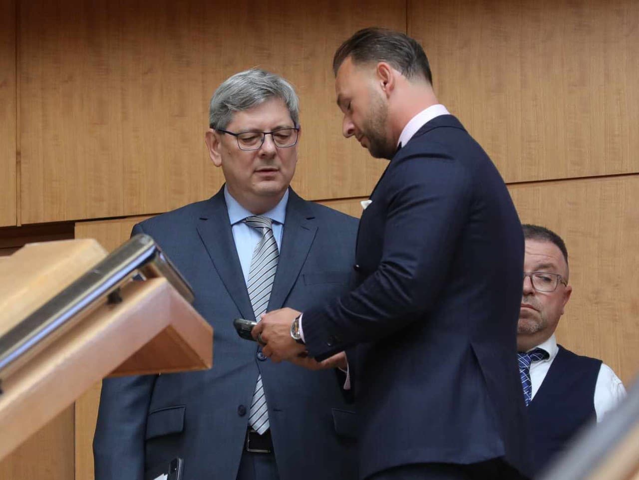 Vláda mení pravidlá: Úrad na ochranu oznamovateľov končí