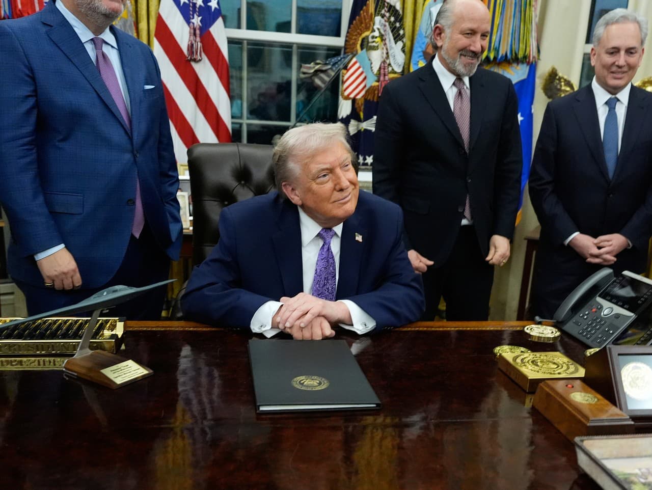 Biely dom vysvetľuje náplasti na Trumpovej ruke