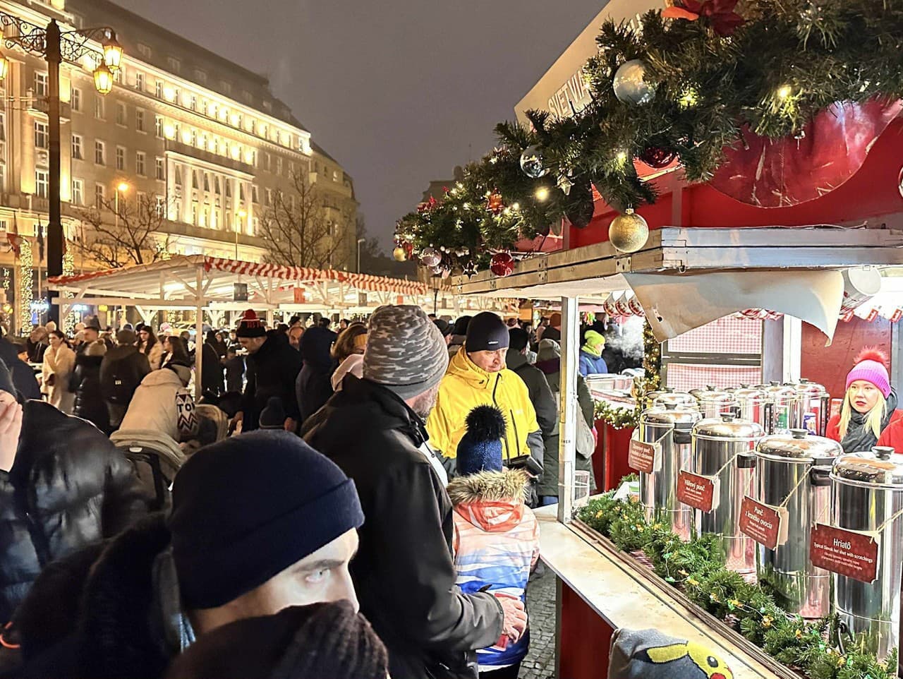 Ceny na vianočných trhoch v Bratislave: Pečená klobása až za 12 eur