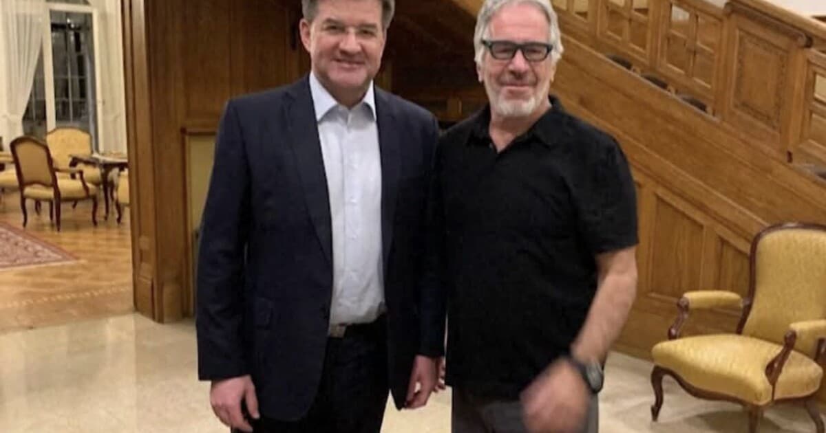 Nové fotografie spájajú Lajčáka s Epsteinom, kauza sa opäť otvára