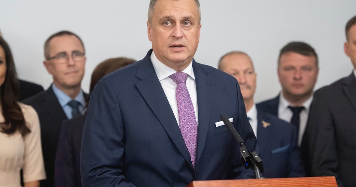 SNS žiada Fica o odvolanie Lajčáka kvôli Epsteinovi