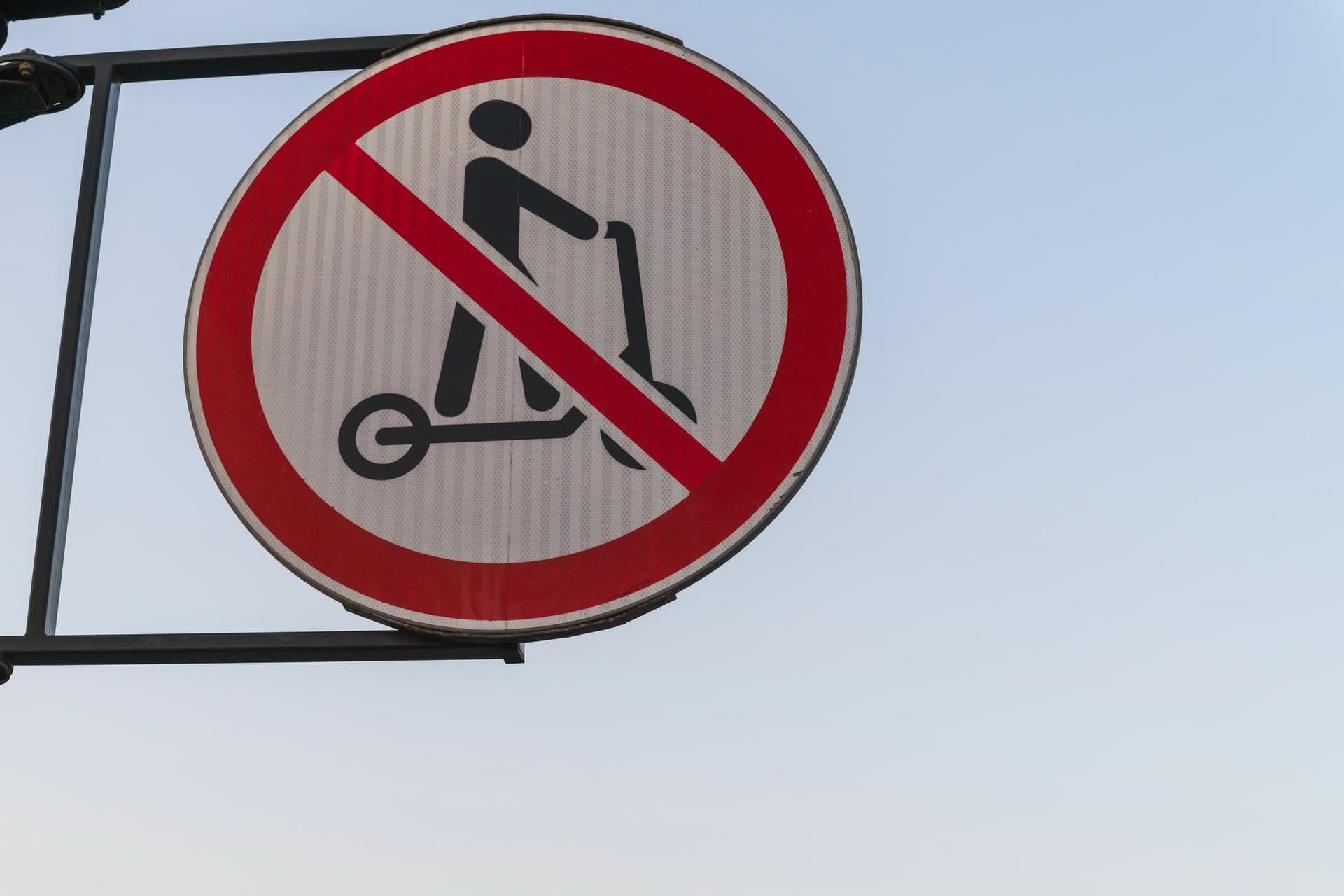 Praha zavádza prísny zákaz: Kolobežky a bicykle v MHD už nie sú povolené