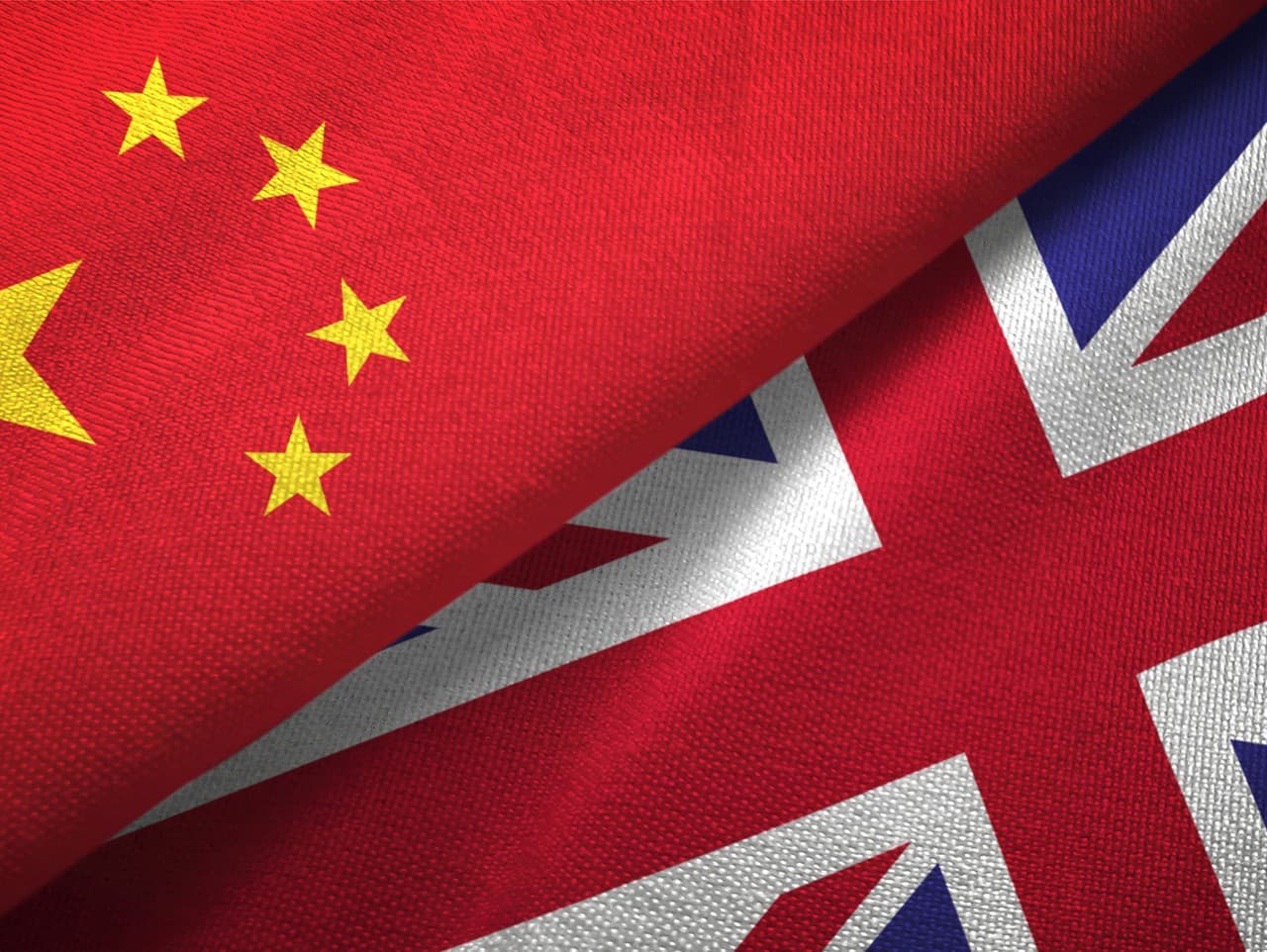 Čína obhajuje schválenie ambasády v Londýne ako medzinárodnú povinnosť