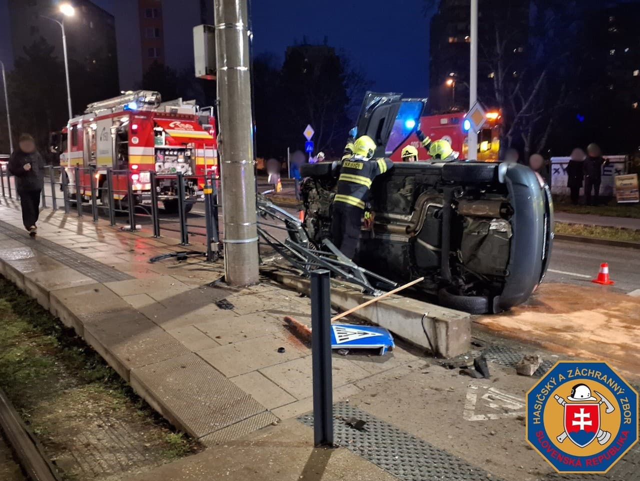 Auto narazilo do oplotenia zastávky v Bratislave