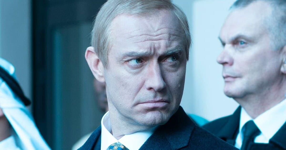 Jude Law sa premení na Vladimira Putina vo filme The Wizard of the Kremlin