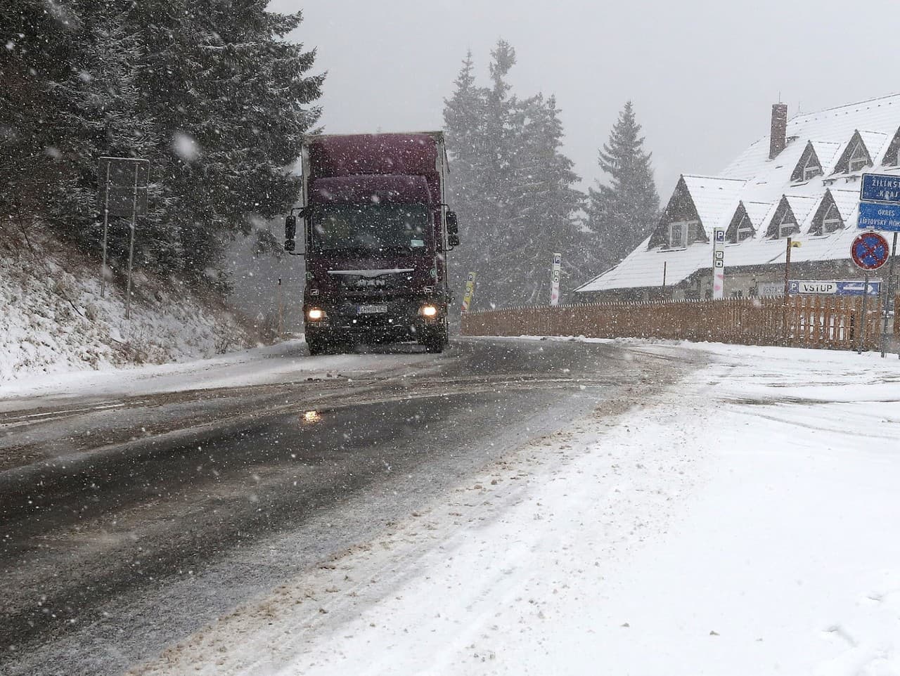 Horský priechod Čertovica uzavretý, Donovaly a Šturec obmedzené pre kamióny
