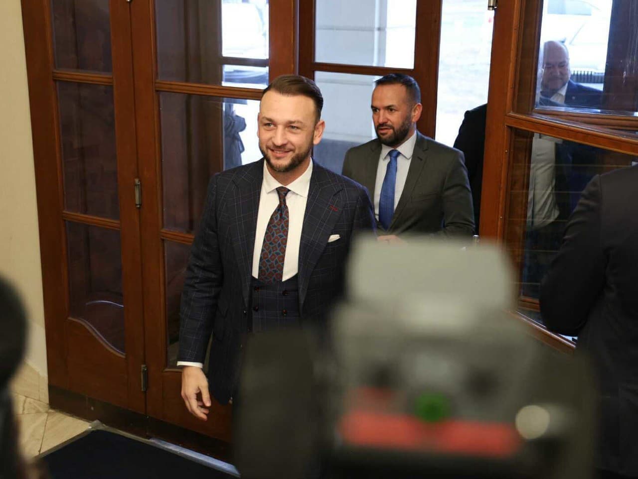 Politické trenice: Vyšetrovanie MOM a darovanie techniky Ukrajine