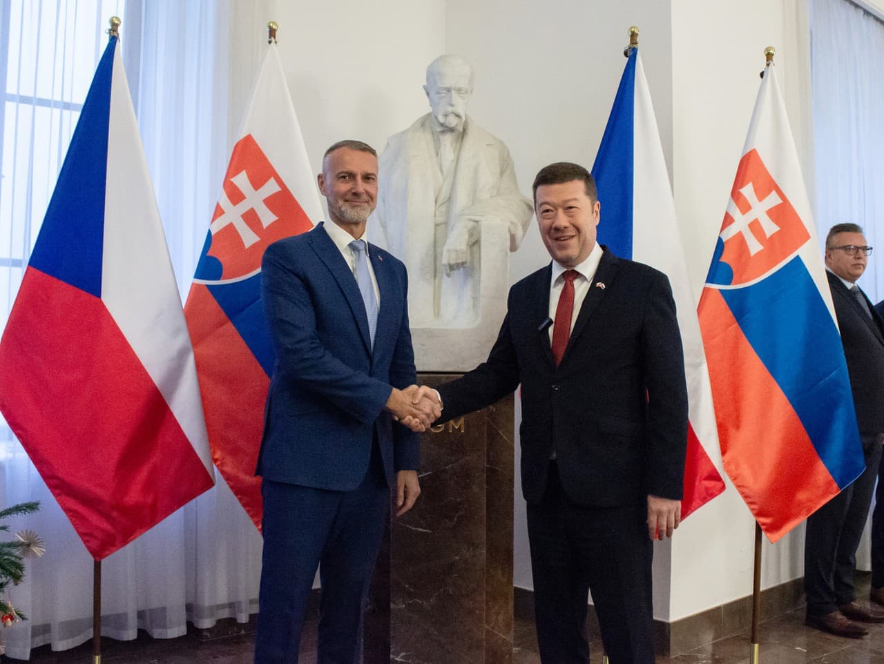 Raši a Okamura: Spoločné problémy a koordinácia postojov