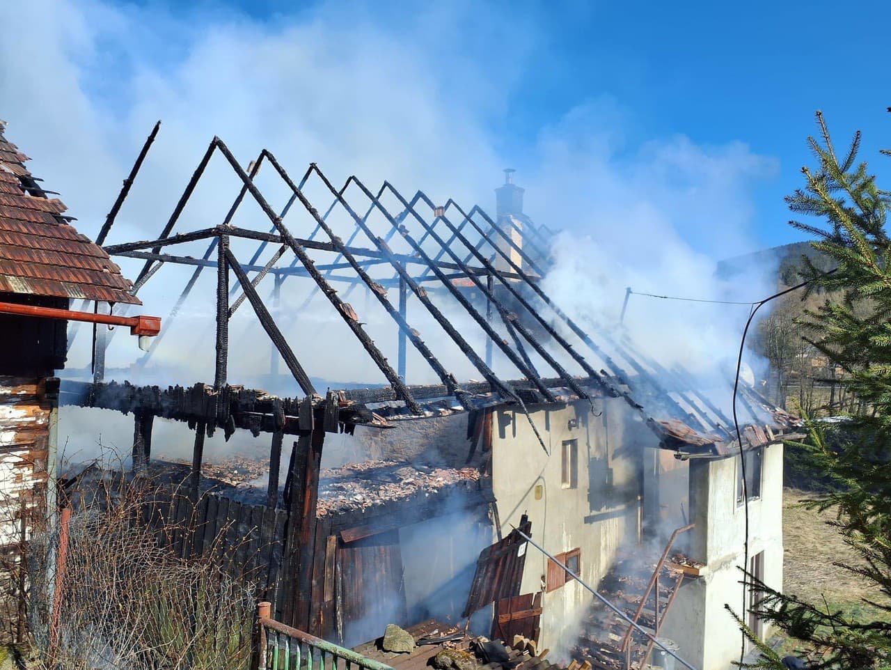 Požiar rodinného domu v Turčeku: Dve osoby hospitalizované