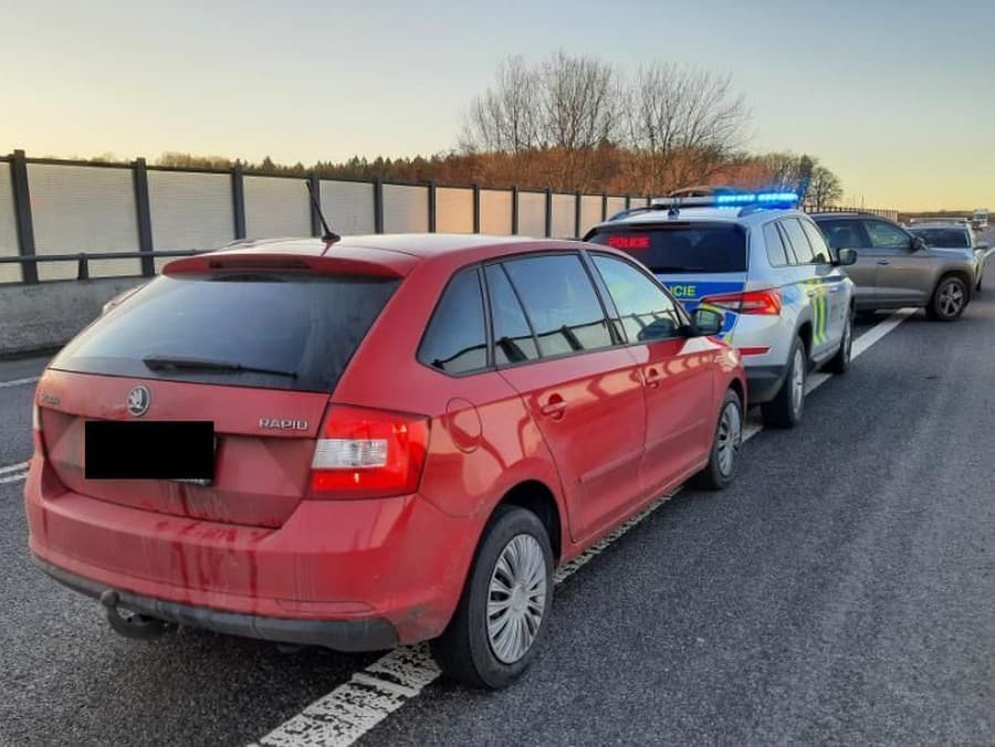 Dramatická krádež auta s dieťaťom v Liberci: Zlodej narazil do policajtov