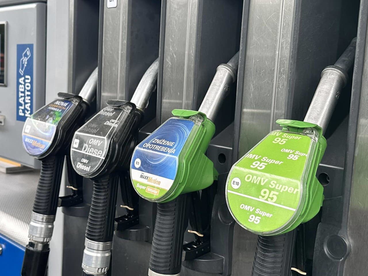 Ceny pohonných hmôt v Rakúsku dramaticky vzrástli, Slovákov to zasiahne