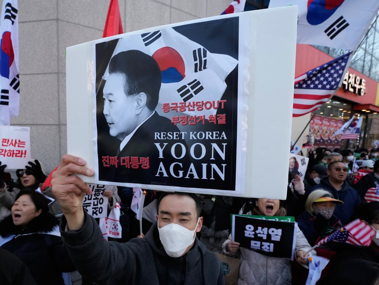 Exprezident Jun Sok-jol odsúdený na doživotie, ospravedlnil sa verejnosti