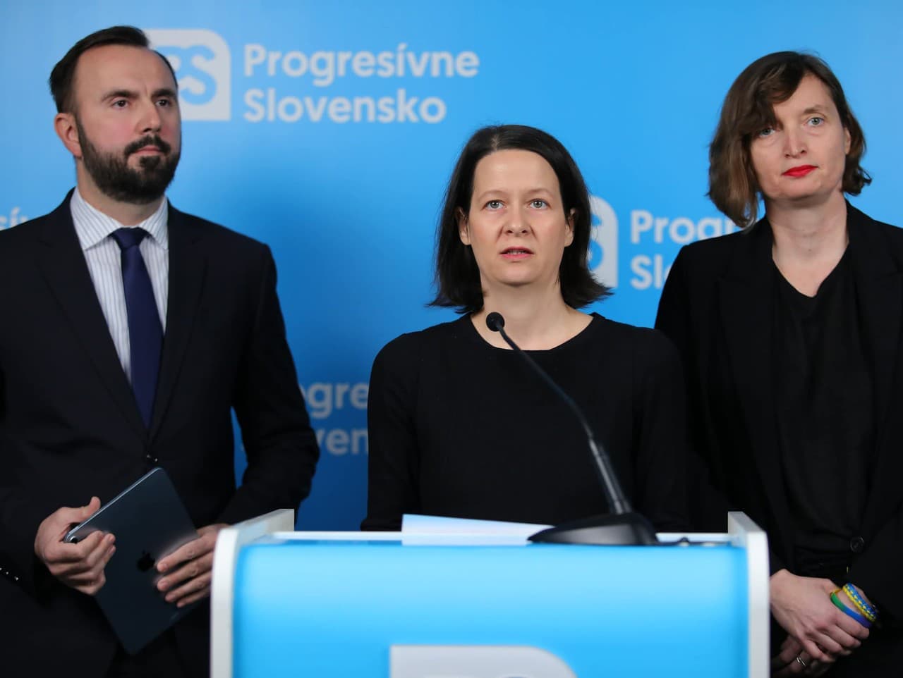 Opozícia žiada odchod riaditeľa SIS kvôli kauze Marčevského