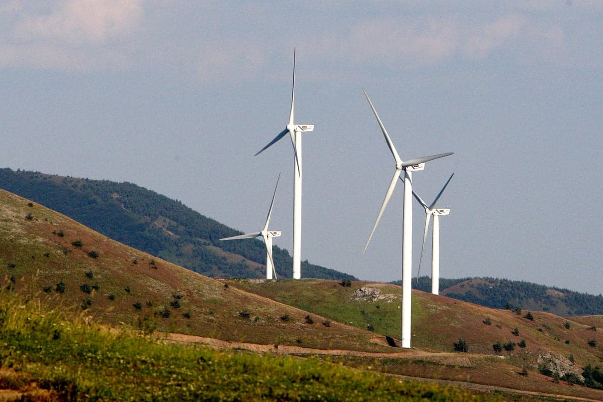 Starostovia protestujú proti plánovaným veterným parkom pri Hlohovci a Michalovciach