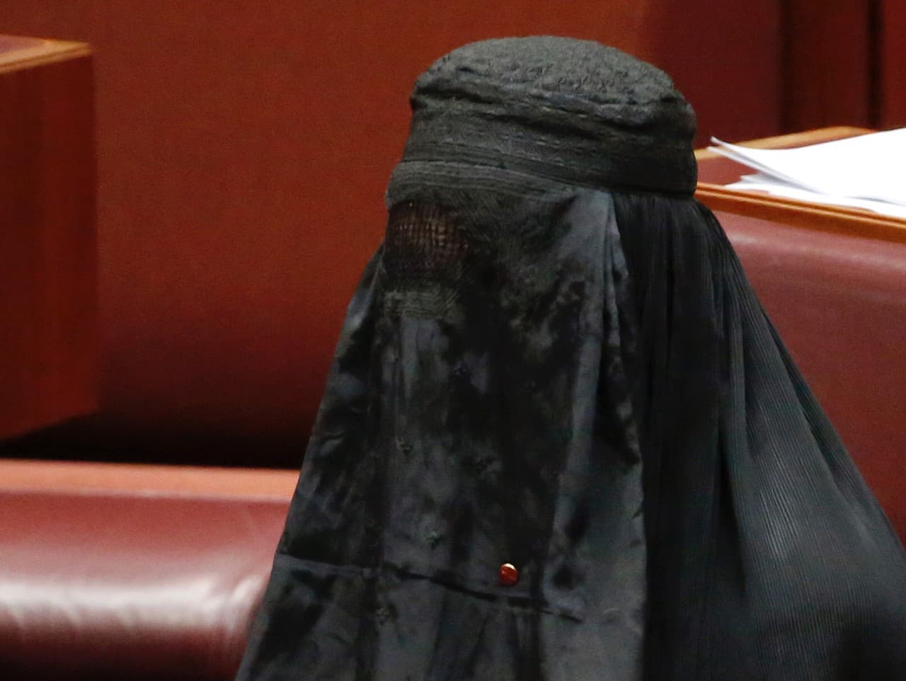 Austrálska senátorka suspendovaná po proteste v burke