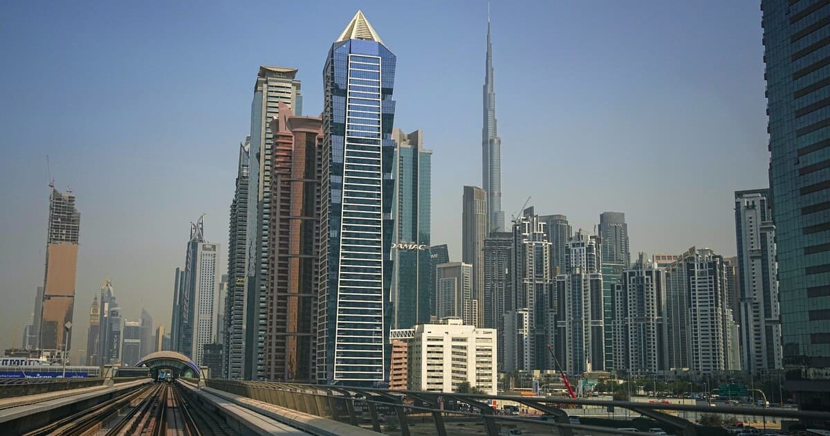 Výbuchy v Dubaji: Trosky z dronov poškodili budovu v centre