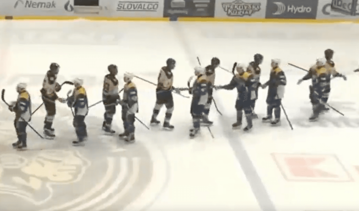 Hokejový incident: Hráč udrel súpera do hlavy po zápase