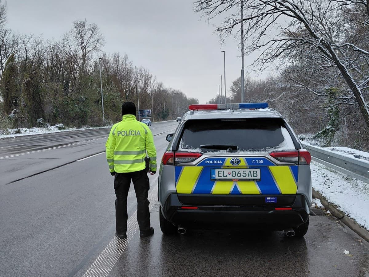 Polícia varuje vodičov pred nebezpečnými cestami v Bratislavskom kraji