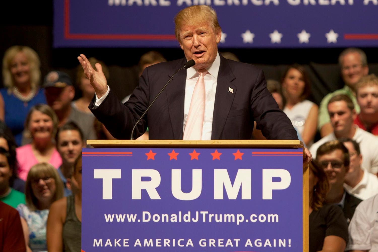 Trump pokračuje vo vojenských operáciách proti Iránu: Situácia sa vyostruje