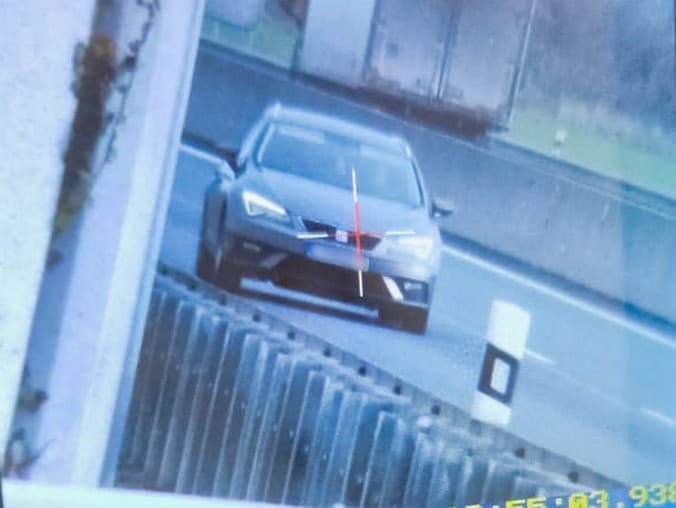 Mladík bez vodičáku šoféroval rýchlosťou 175 km/h a skončil v cele