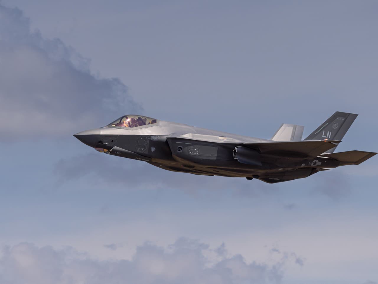 Trump oznámil predaj F-35 Saudskej Arábii pred návštevou korunného princa