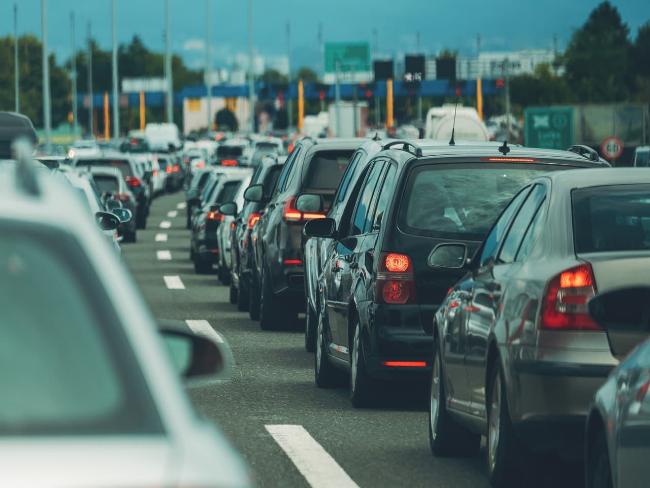 Hromadná nehoda štyroch áut na R1 spôsobila zdržanie