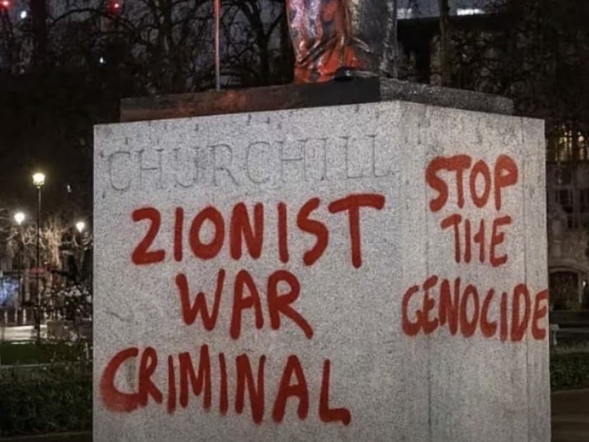 V Londýne vandalizovali sochu Winstona Churchilla, aktivista skončil vo väzení