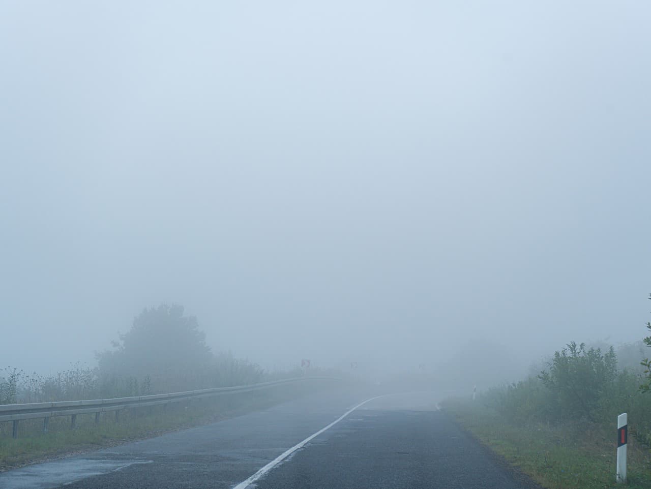 Hmla na strednom Slovensku: Pozor na zníženú dohľadnosť