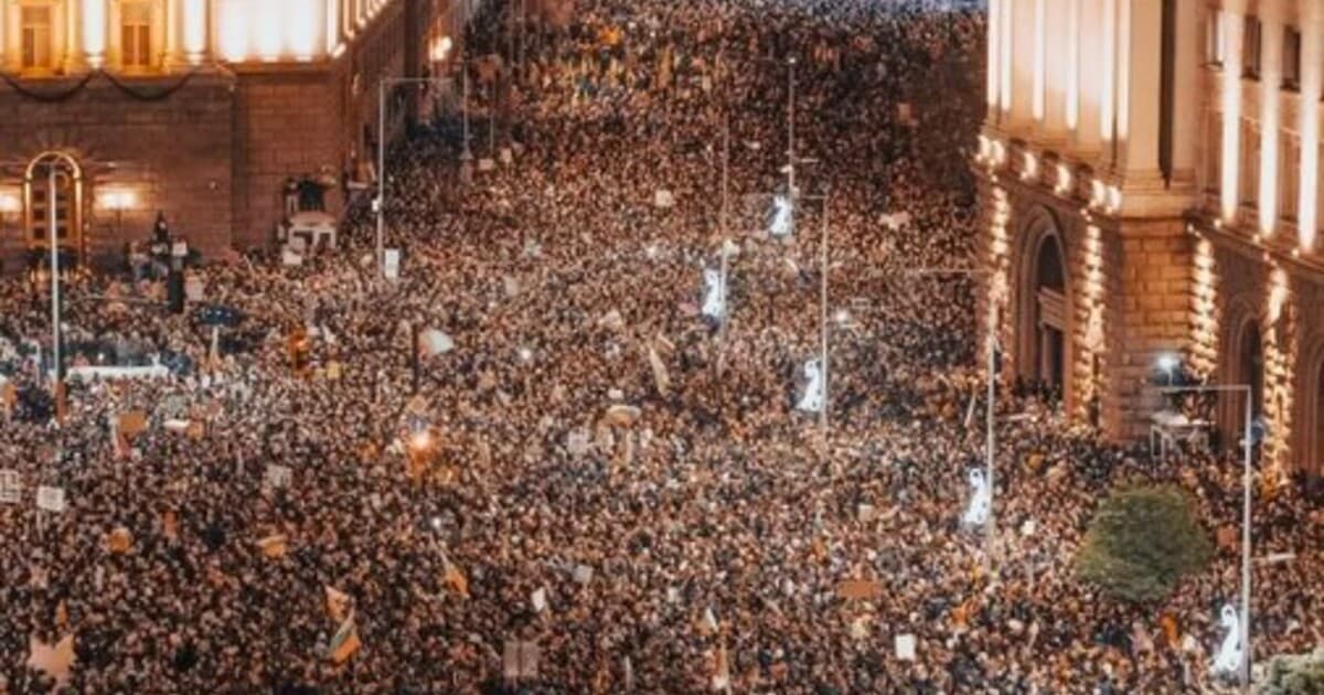 Bulharský premiér odstúpil po masových protestoch