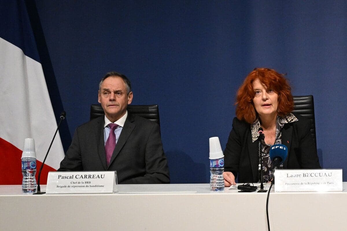 Páchatelia z Louvru sa priznali, prokurátorka žiada väzbu