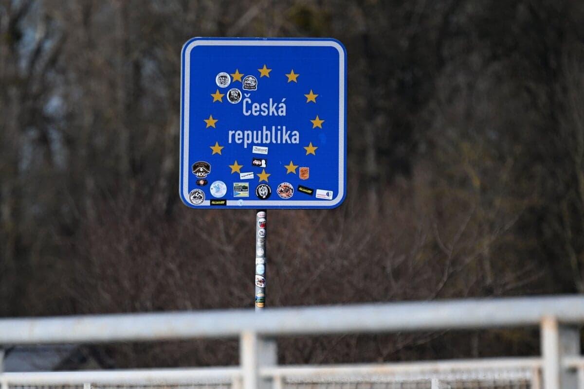 Autobus v Česku narazil do rodinného domu, obyvatelia hľadajú náhradné bývanie