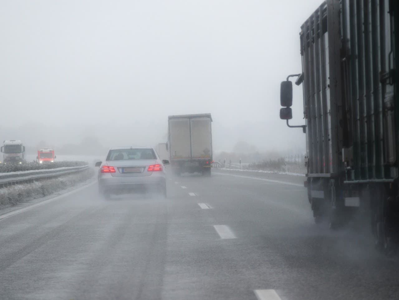 Cesty na Slovensku sú zjazdné, hmla však obmedzuje viditeľnosť