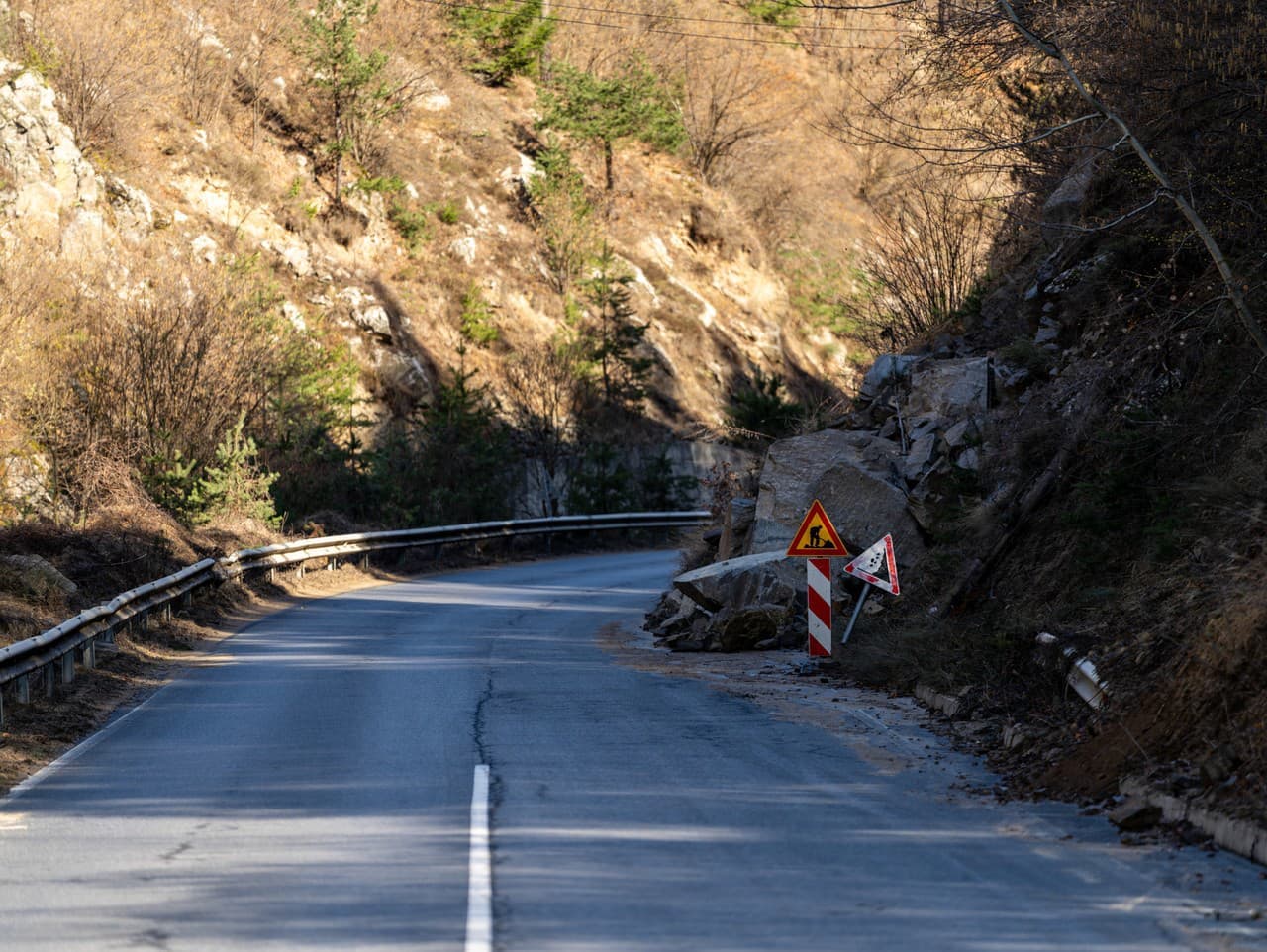 Pozor na ceste I/14: Na Šturci padajú skaly, vodiči buďte opatrní