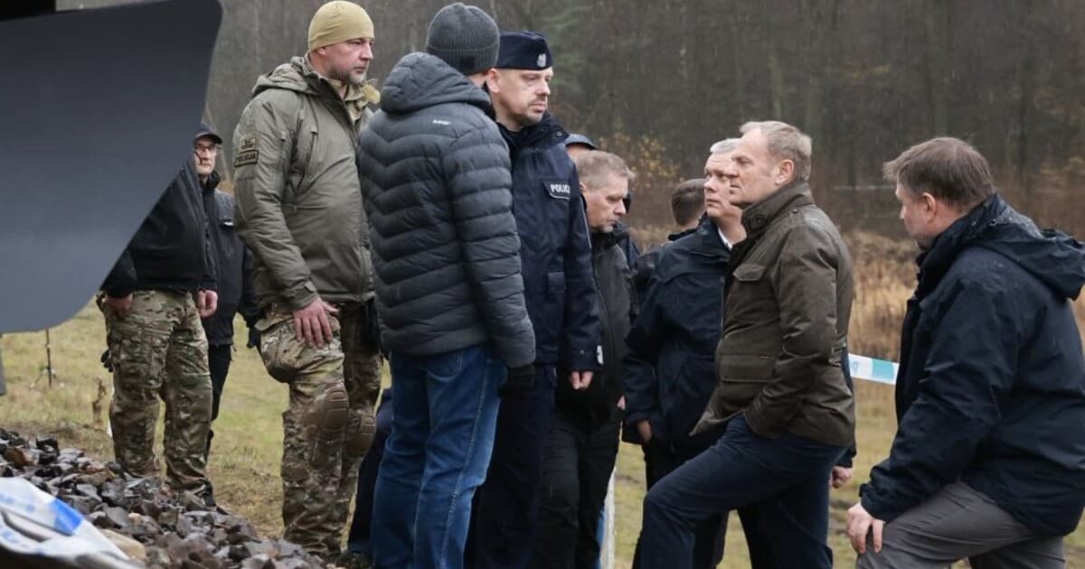 Na poľskej železnici vybuchla nálož, Tusk hovorí o sabotážnom útoku