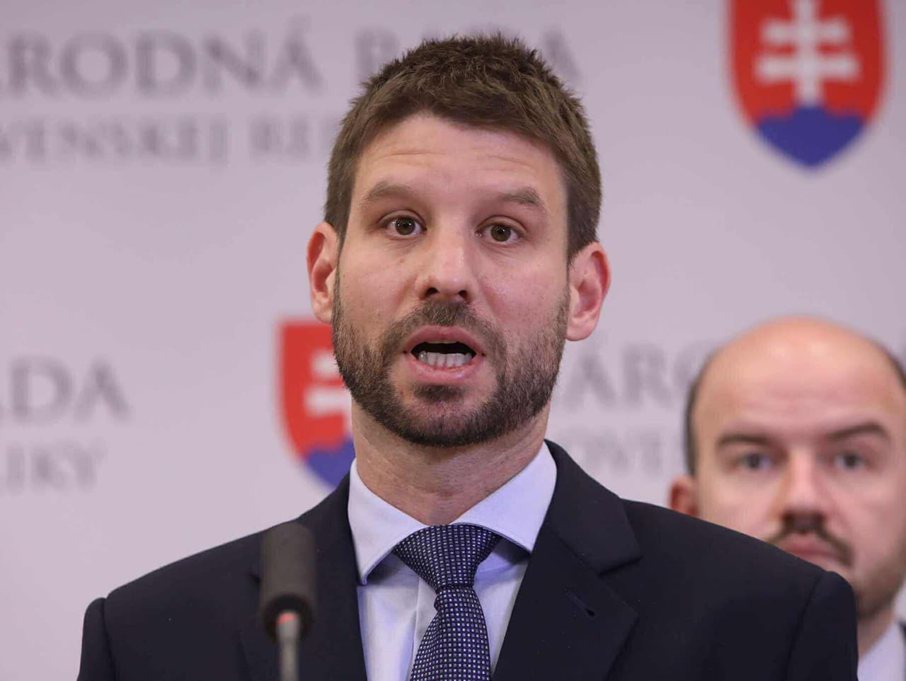 Parlamentná noc plná alkoholu a hádok: Šimečka ostro kritizuje kolegov