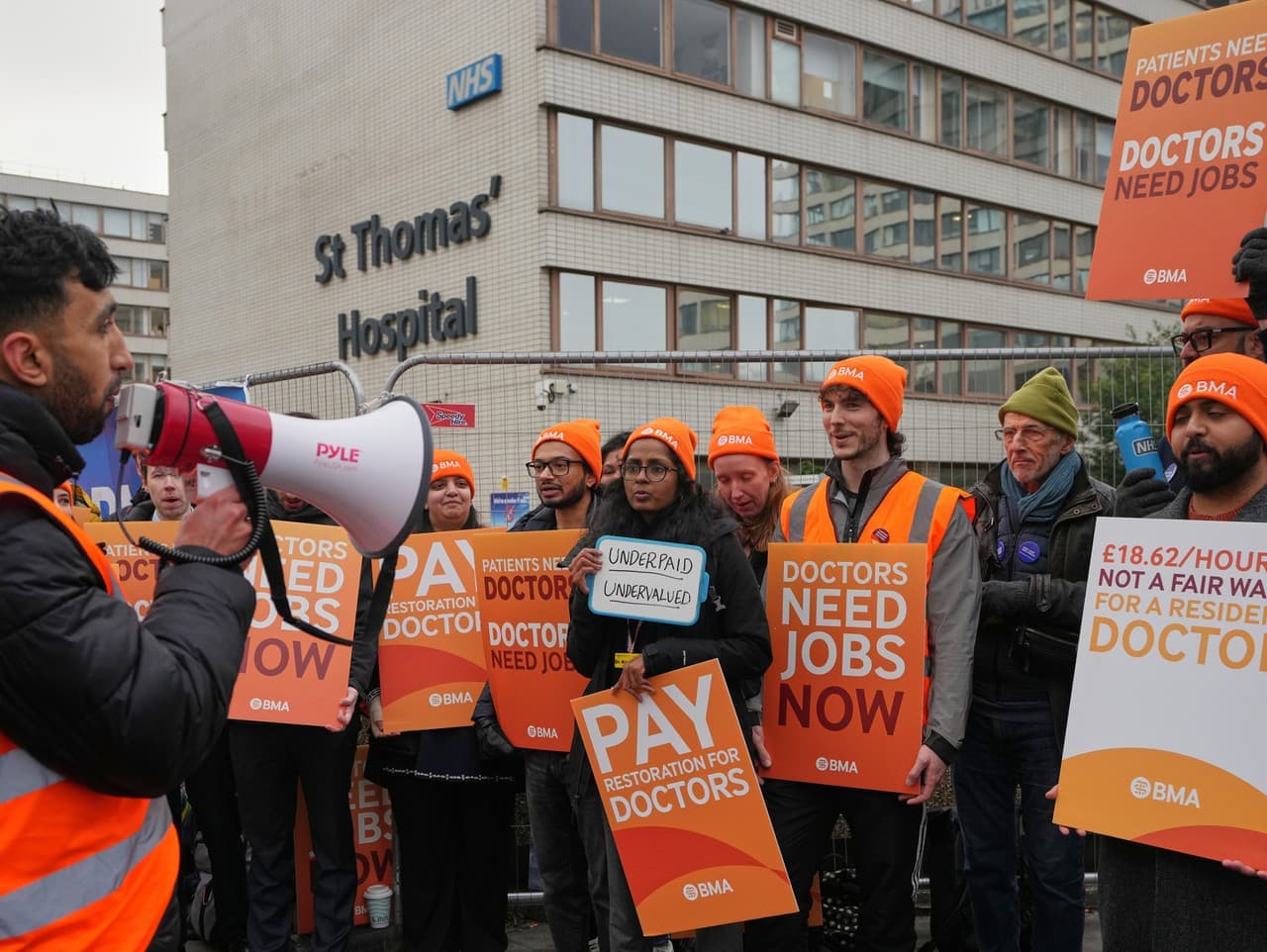 Rezidentní lekári v Anglicku začali päťdňový štrajk za lepšie platy