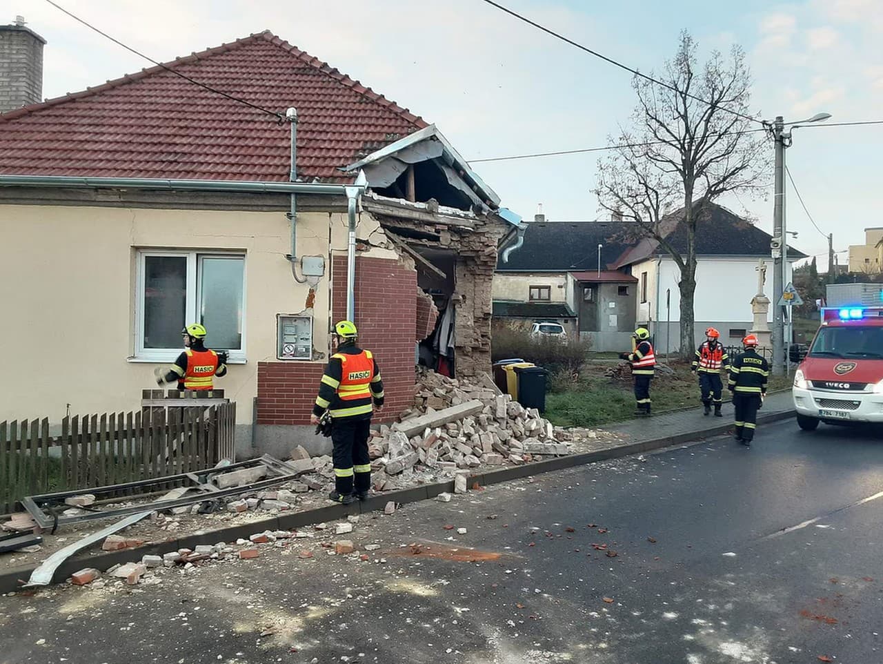 Autobus spôsobil chaos: Prebúral sa do rodinného domu v Benešove
