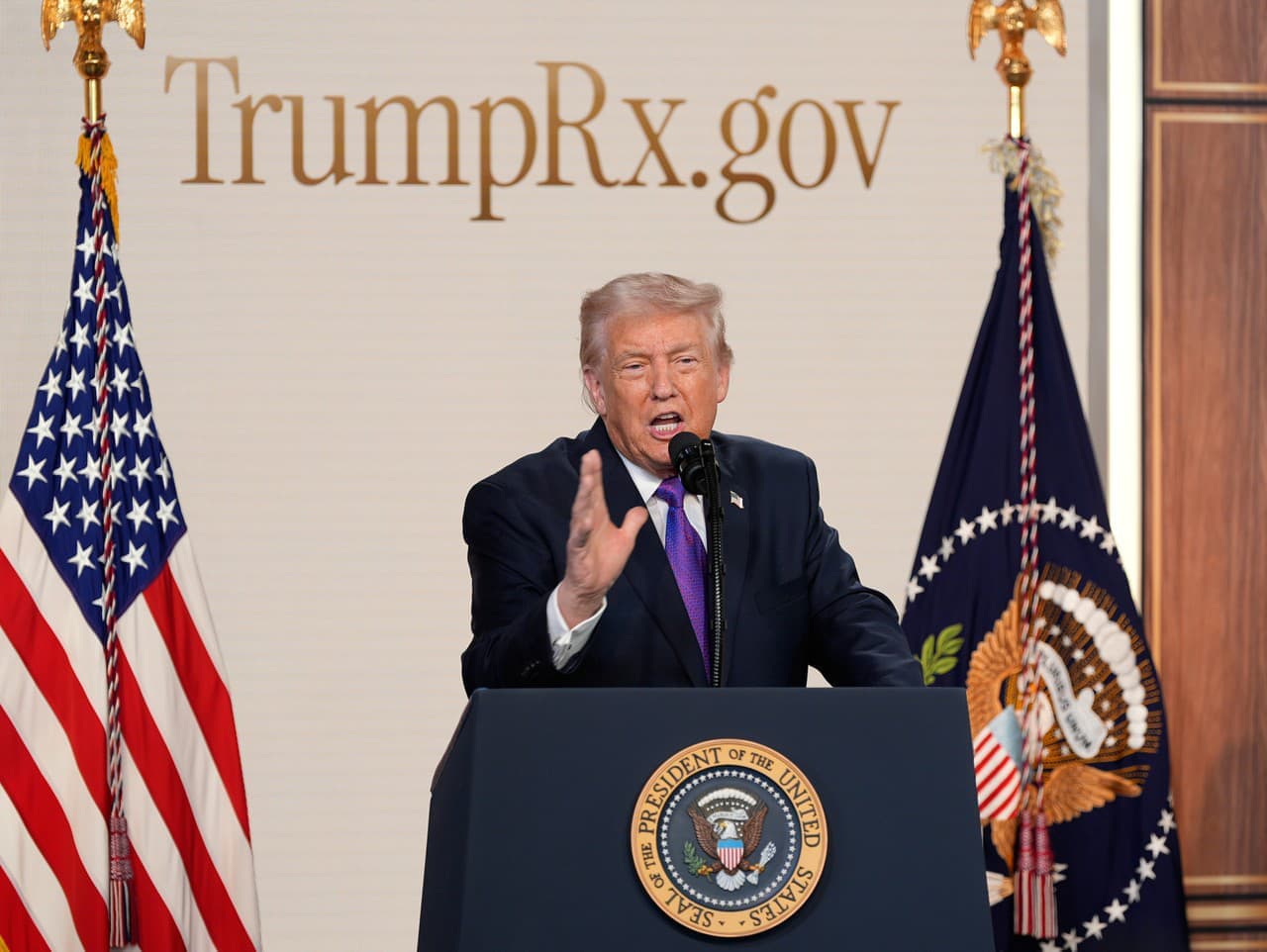 Trump predstavil portál TrumpRx s obrovskými zľavami na lieky