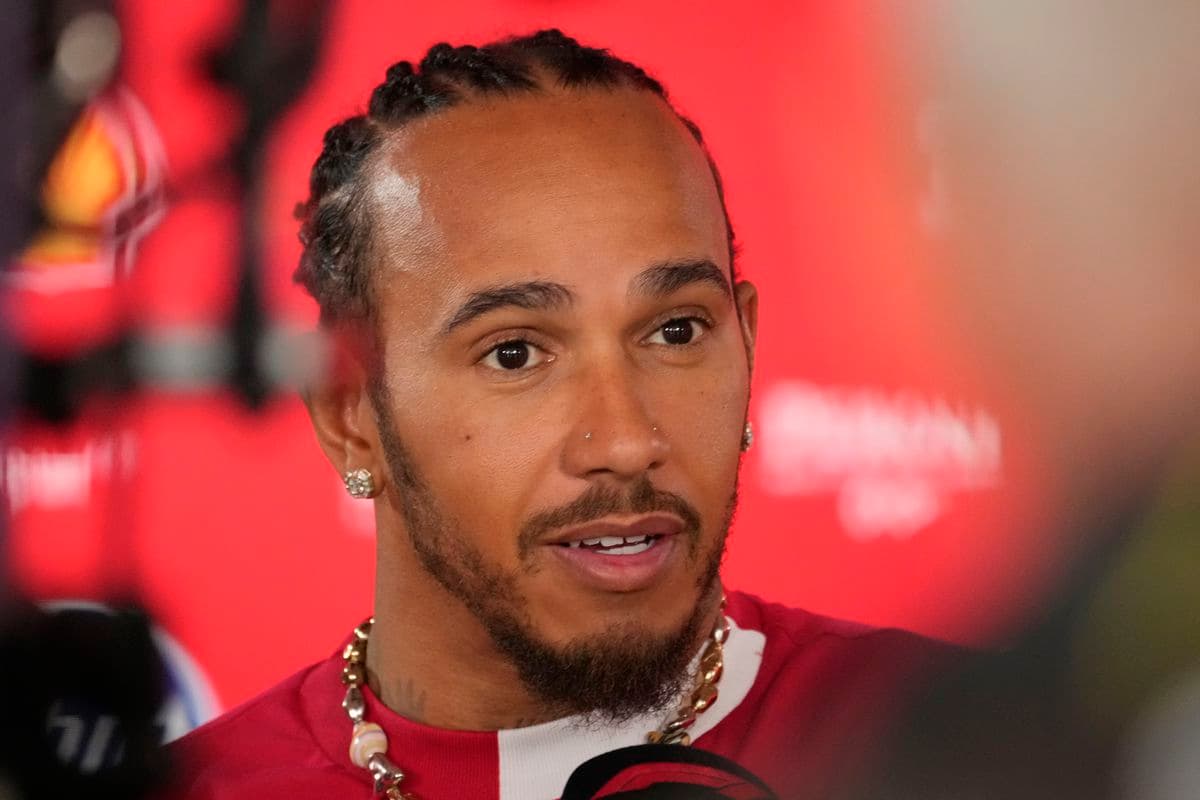 Ecclestone ostro kritizoval Hamiltona a Ferrari: Kde je autorita?