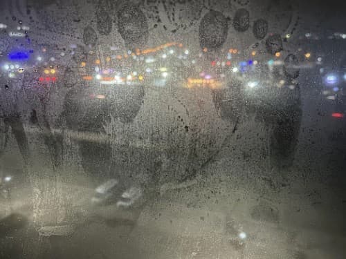 Záhadné odtlačky nôh na hotelovom okne šokovali internet