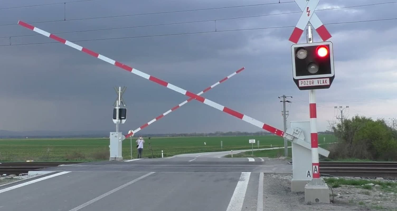 Pokuty za oslepenie pri železničných priecestiach: Čo by mali vodiči vedieť
