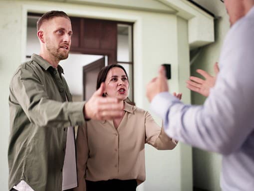 Sused robí obyvateľom peklo zo života: Zápach a násilie v Českých Budějoviciach