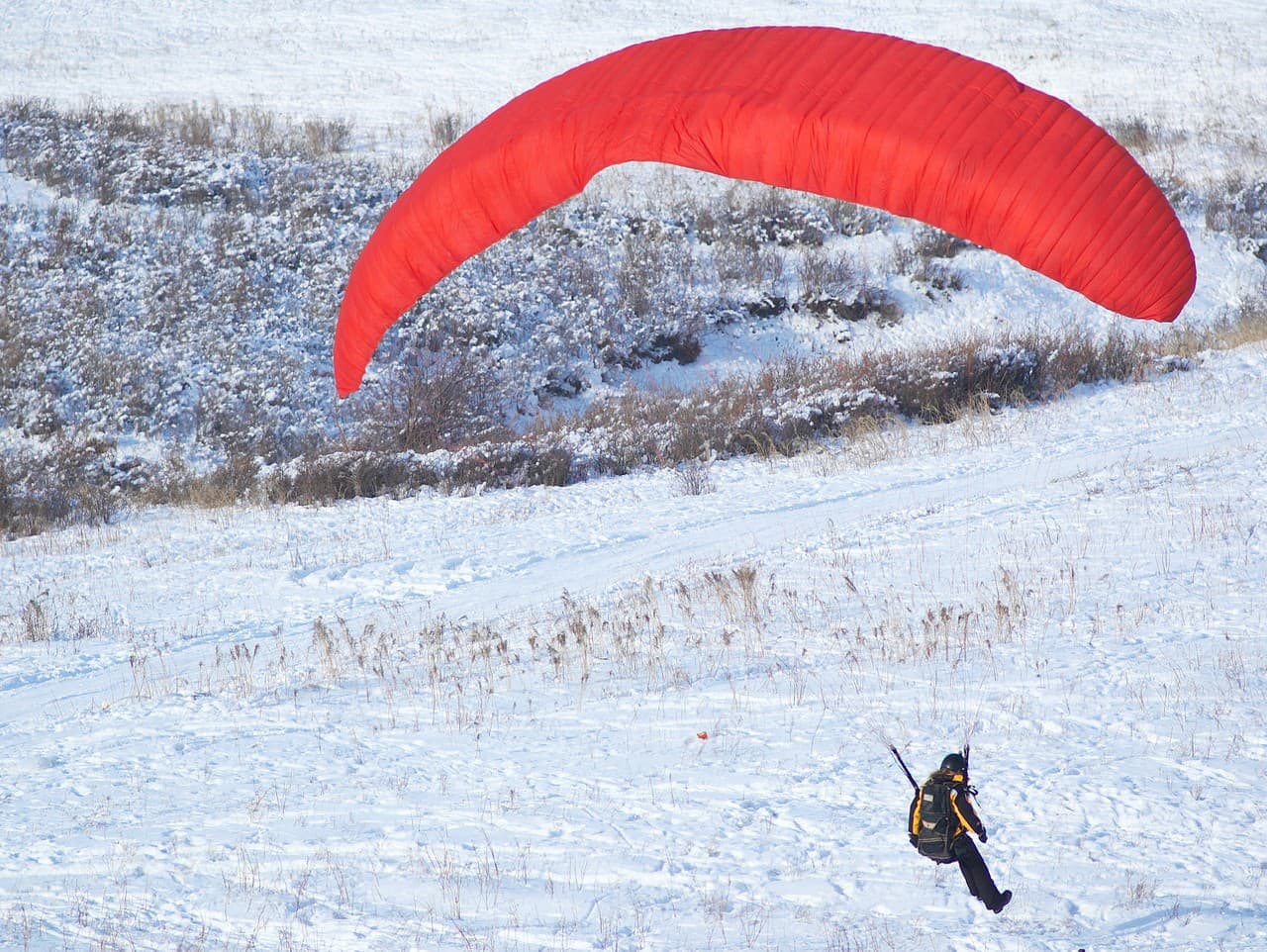 Tragédia vo Švajčiarsku: Český paraglidista zomrel po náraze do skaly